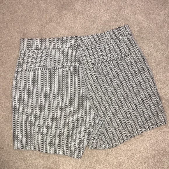 Banana Republic Black Print Shorts - Picture 2 of 2